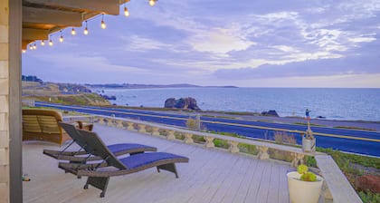 Views from Bodega Head to Jenner! Luxurious Beds. Fireplace. Hot Tub. Dogs yes!