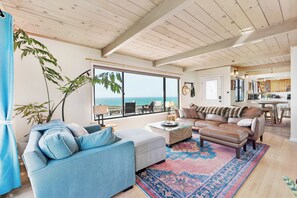 TV connectée, cheminée, écrans d'ordinateur