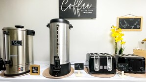 Una estación de café con una cafetera, una jarra grande, un tostador y un letrero que dice 'El café es mi lenguaje de amor'.