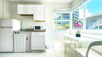 Studio | Private kitchen | Microwave, coffee/tea maker, electric kettle