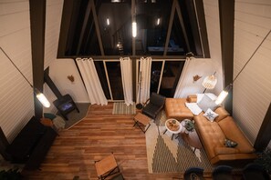 Télévision, cheminée, livres