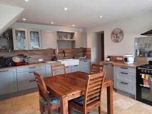 Fridge, microwave, oven, stovetop - mas (Travaillan)
