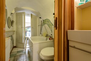 Shower, hair dryer, bidet, towels - Giardino Segreto - Via Foria 216 (Ammezzato) (Napoli)