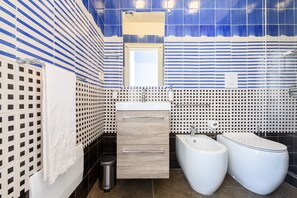 Shower, hair dryer, bidet, towels - Corso Umberto 58 - One Bedroom Apartment, Sleeps 4 (Napoli)