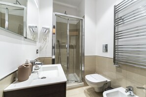 Dusche, Haartrockner, Bidet, Handtücher