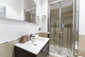 Dusche, Haartrockner, Bidet, Handtücher