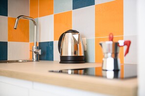 Kühlschrank, Mikrowelle, Herdplatte, Kochgeschirr/Geschirr/Besteck