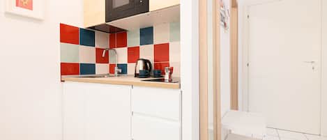 ثلاجة، ميكروويف، موقد طهي مسطح، مستلزمات طهي/أطباق/أوعية