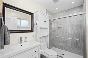 Badkar/dusch, hårtork, handdukar och tvål