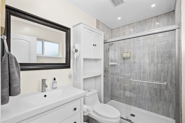 Combined shower/bathtub, hair dryer, towels, soap