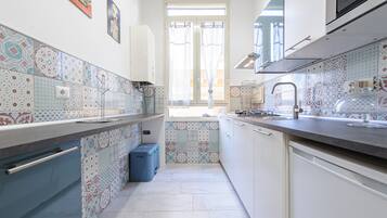 Réfrigérateur, micro-ondes, plaque de cuisson, cafetiÚre/bouilloire