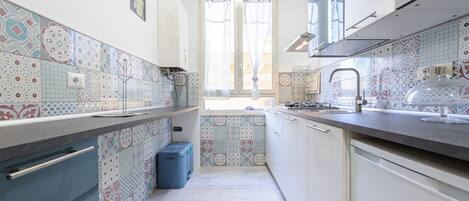 Kühlschrank, Mikrowelle, Herdplatte, Wasserkocher mit Kaffee-/Teezubehör