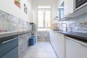 Kühlschrank, Mikrowelle, Herdplatte, Wasserkocher mit Kaffee-/Teezubehör