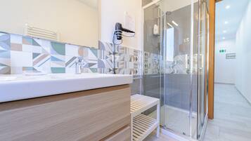 Doccia, set di cortesia gratuito, asciugacapelli, bidet