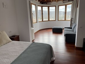 4 chambres, bureau, fer et planche à repasser, lit de bébé portatif