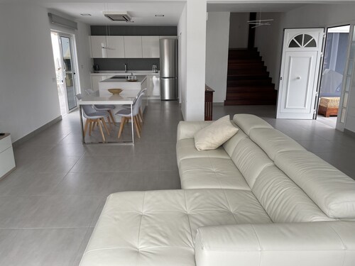 VILLA NEILA, with heated pool 