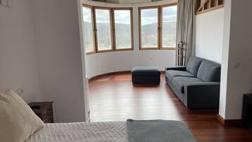 4 slaapkamers, een bureau, een strijkplank/strijkijzer, reisbedje