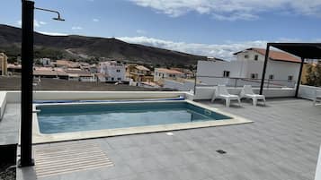 Een buitenzwembad, een verwarmd zwembad