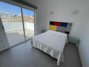 4 bedrooms, desk, iron/ironing board, travel cot