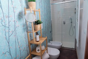Douche, sèche-cheveux, bidet, serviettes fournies