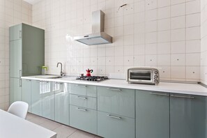 Kühlschrank, Ofen, Herdplatte, Wasserkocher mit Kaffee-/Teezubehör