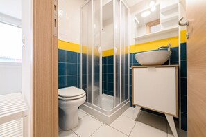 Douche, sèche-cheveux, serviettes fournies, savon