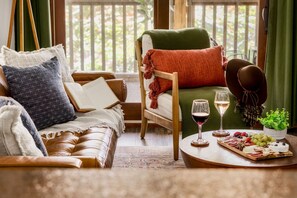 Una Smart TV, una chimenea, videojuegos, un futbolín