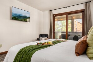 3 bedrooms, desk, iron/ironing board, travel crib - Dollywood Smokies Hot Tub Gameroom Fire Pit Movie (Sevierville)