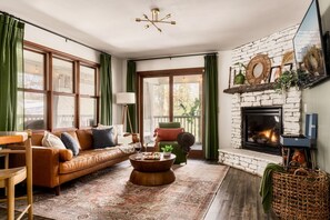 Smart TV, fireplace, video games, foosball - Dollywood Smokies Hot Tub Gameroom Fire Pit Movie (Sevierville)