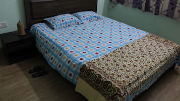 2 dormitorios, caja fuerte, escritorio y tabla de planchar con plancha