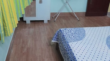 2 間睡房、房內夾萬、書桌、熨斗/熨衫板