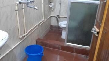 Ducha, bañera de hidromasaje, secador de pelo y toallas