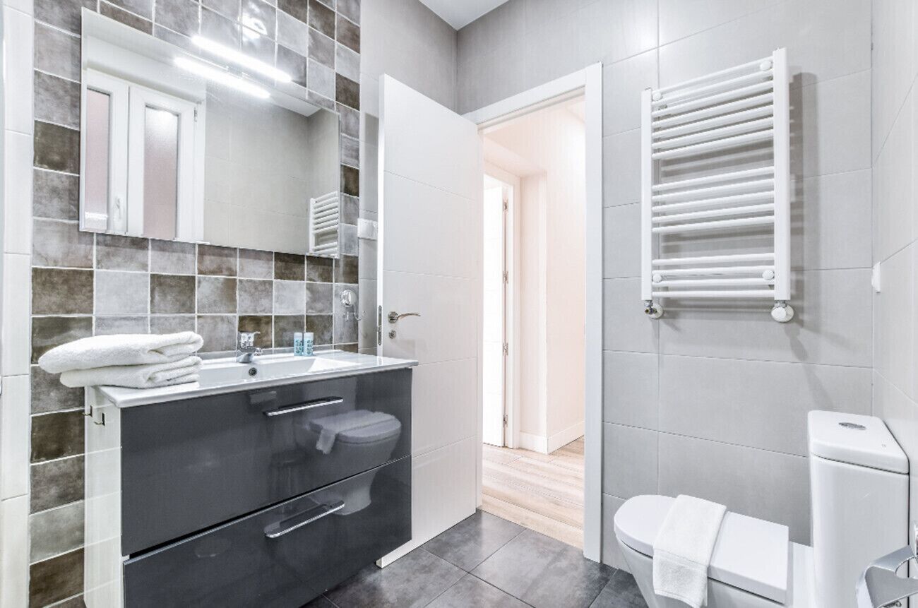 Een douche, een haardroger, handdoeken