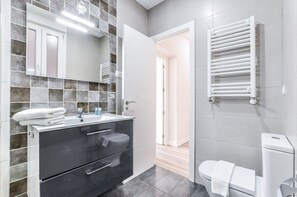 Regadera, secadora de cabello, toallas