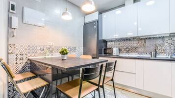 Frigorífico, microondas, horno y placa de cocina