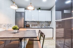 Refrigerador, microondas, horno y parrilla de estufa