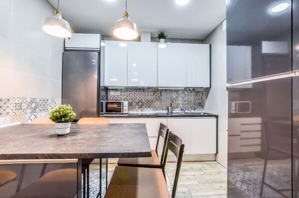 Fridge, microwave, oven, stovetop