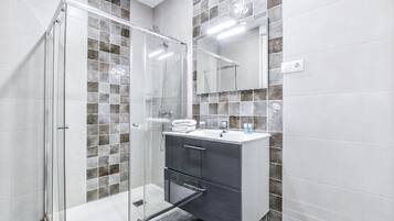 Ducha, secador de pelo y toallas