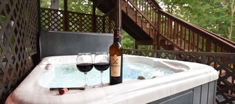 Pets? YES! 🐕 Hot Tub. Fire Pit. Pool Table. Steps to River Outfitters.