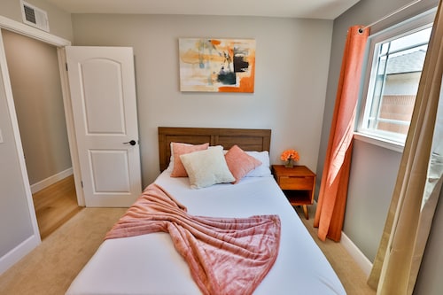 Modern Cozy Family Vacation Home  with yard and fireplace