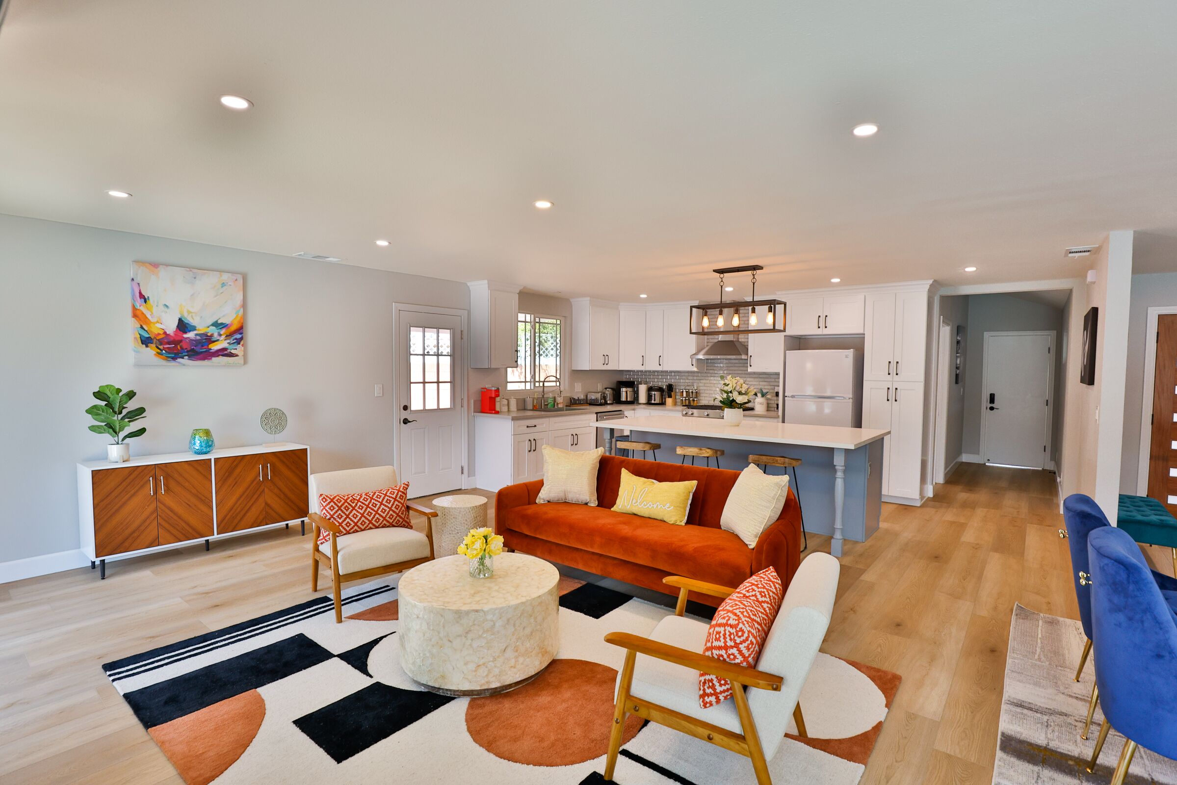Modern Cozy Family Vacation Home  with yard and fireplace