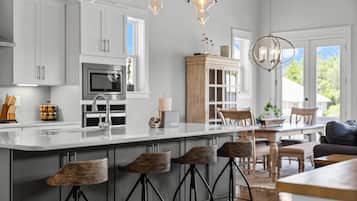 Rumah, 4 kamar tidur, Hewan Peliharaan Diizinkan | Dapur pribadi | Lemari es besar, microwave, oven, dan kompor