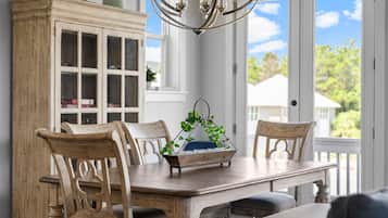 House, 4 Bedrooms, Pets Allowed | In-room dining