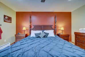 3 bedrooms, desk, iron/ironing board, travel crib - Private Home in Poconos -Country Club-New Renovated heated Pool, Beach, & more (Tobyhanna)