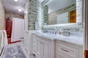 Combined shower/tub, hair dryer, towels, soap - Private Home in Poconos -Country Club-New Renovated heated Pool, Beach, & more  (Tobyhanna)