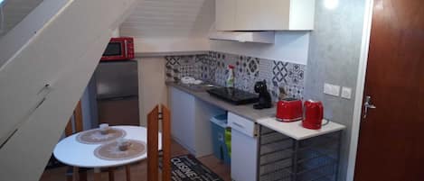 Réfrigérateur, four à micro-ondes, surface de cuisson, cafetiÚre-théiÚre