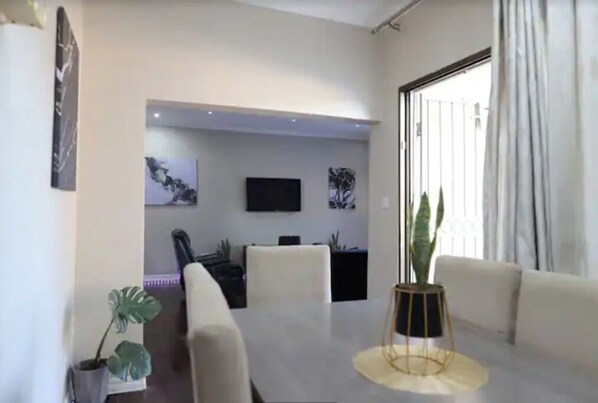 Dining - HUGE! 2 BD, 3BA Modern, Cozy, Lusaka Retreat (Santa Ana)