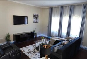 TV - HUGE! 2 BD, 3BA Modern, Cozy, Lusaka Retreat (Santa Ana)