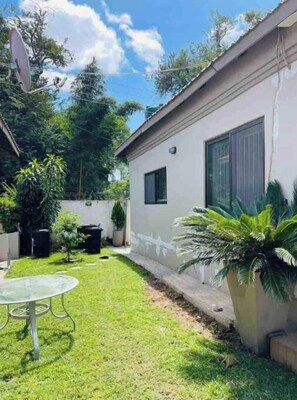 Outdoor dining - HUGE! 2 BD, 3BA Modern, Cozy, Lusaka Retreat (Santa Ana)