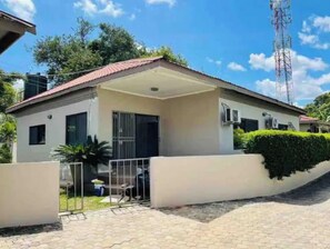 Exterior - HUGE! 2 BD, 3BA Modern, Cozy, Lusaka Retreat (Santa Ana)